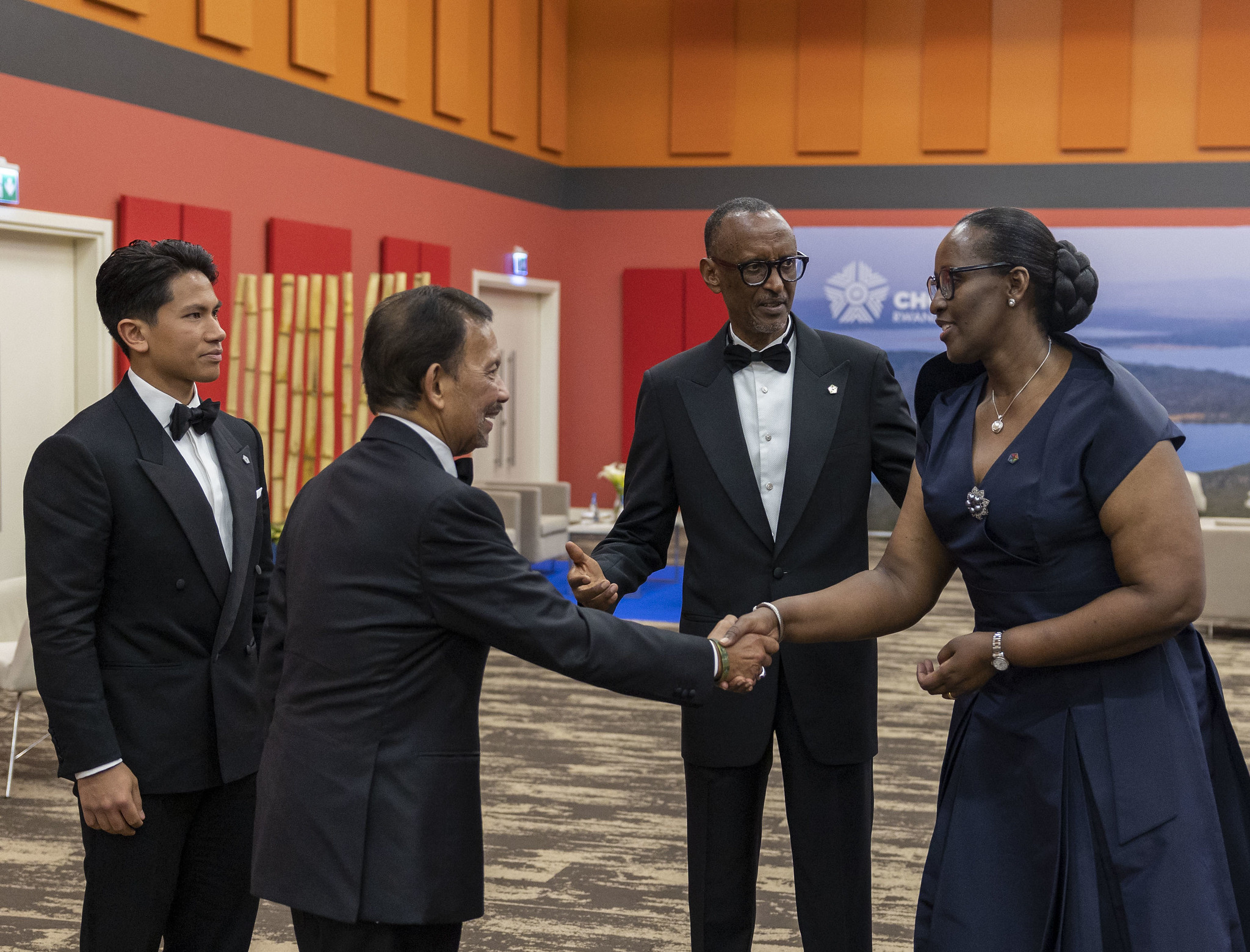 Hassanal Bolkiah yageze mu Rwanda aherekejwe n'umuhungu we, aha yasuhuzaga Perezida Kagame na Madamu Jeannette Kagame