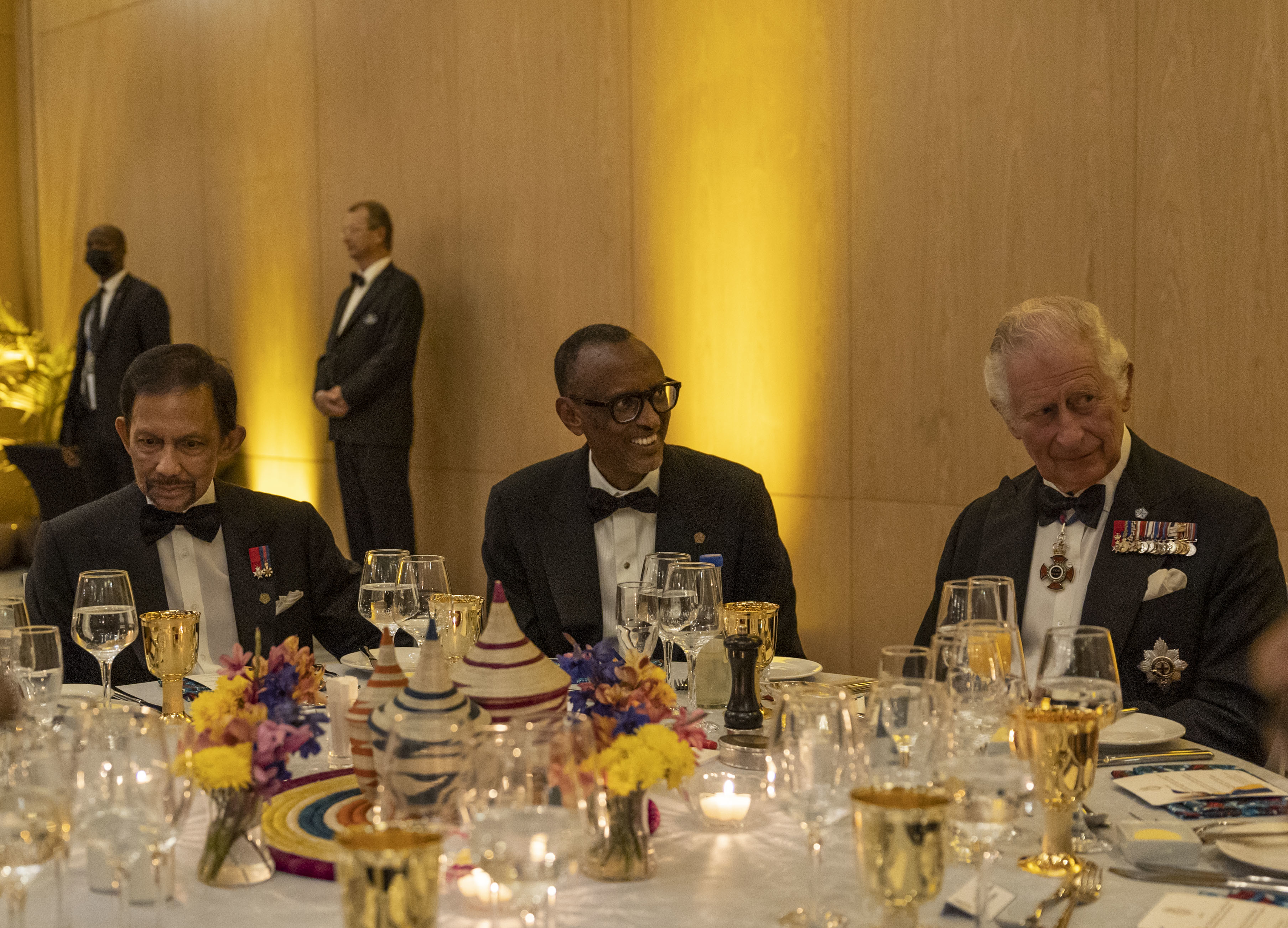 Hassanal Bolkiah yari yicaye ku meza amwe na Perezida Paul Kagame ubwo bitabiraga umusangiro wateguwe n'Igikomangoma Charles