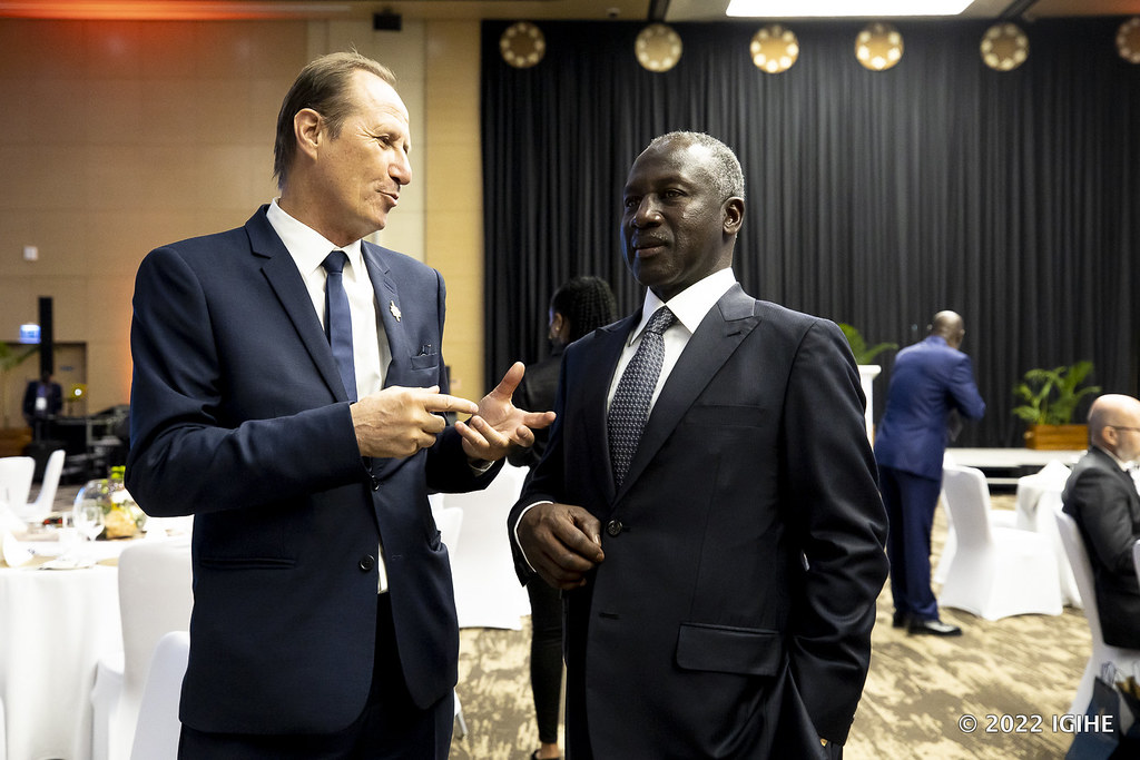 Perezida w'Inteko Ishinga Amategeko y'ibihugu byibumbiye muri Francophonie, Adama Bictogo (iburyo) aganira n'umwe mu bitabiriye ibiganiro