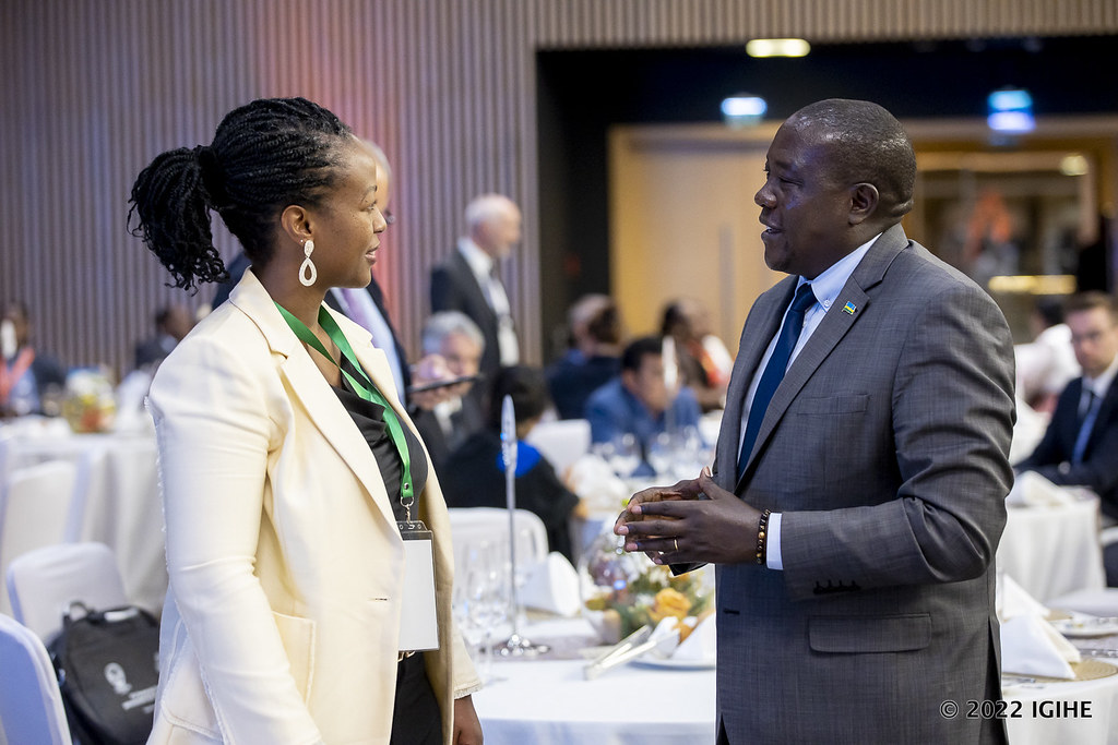 Minisitiri w'Ubutegetsi bw'Igihugu, Gatabazi Jean Marie Vianney aganira n'umwe mu bitabiriye ibiganiro