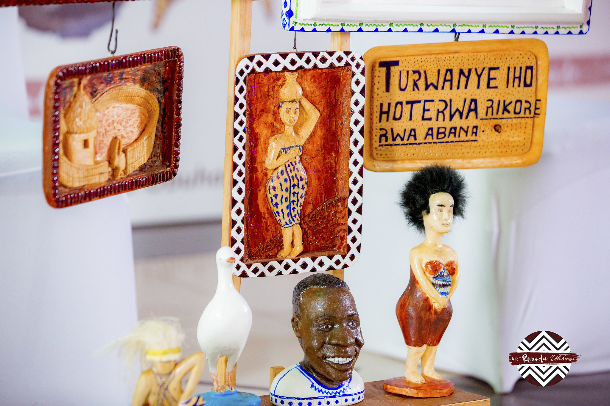 Ndatimana yari yanitwaje ibindi bihangano birimo n'imitako itandukanye ishobora gushyirwa mu nzu