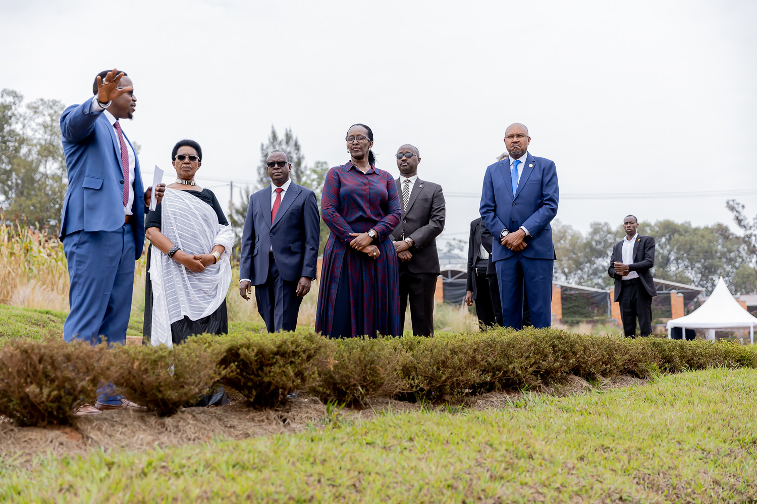 Abakozi ba MINUBUMWE batambagije Madamu Jeannette Kagame ibice bitandukanye bigize Ubusitani bw'Urwibutso