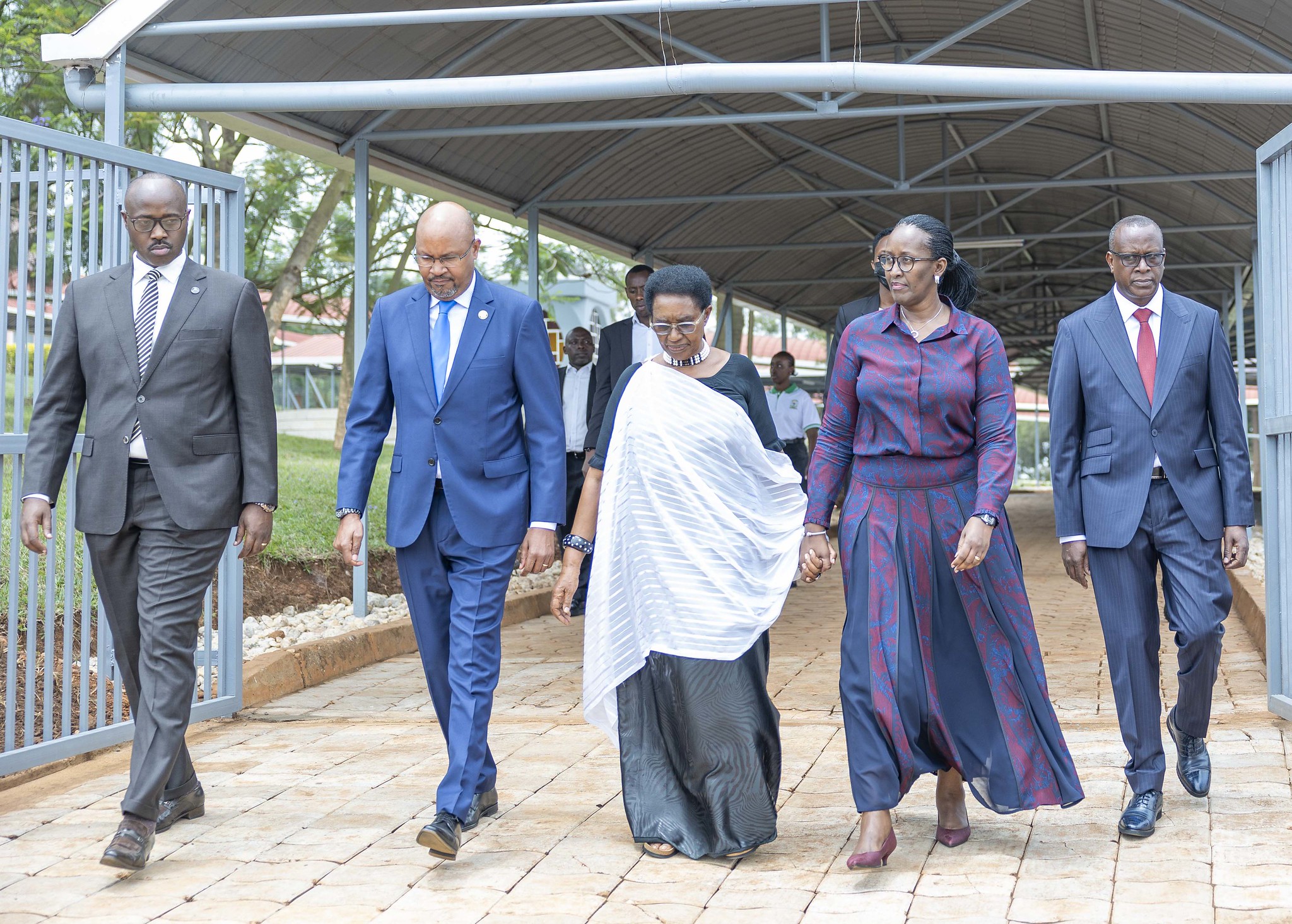 Madamu Jeannette Kagame; Umuyobozi w'Umujyi wa Kigali, Rubingisa Pudence; Perezida wa Ibuka, Nkuranga Egide na Minisitiri w’Ubumwe bw’Abanyarwanda n’Inshingano Mboneragihugu, Dr Bizimana Jean Damascène, bava kunamira Abatutsi bashyinguye mu Rwibutso rwa Nyanza ku Kicukiro