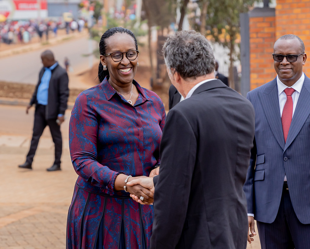 Madamu Jeannette Kagame asuhuza Bruce Clarke, Umunyabugeni w'Umufaransa watangije igitekerezo cyo kubaka Ubusitani bw'Urwibutso