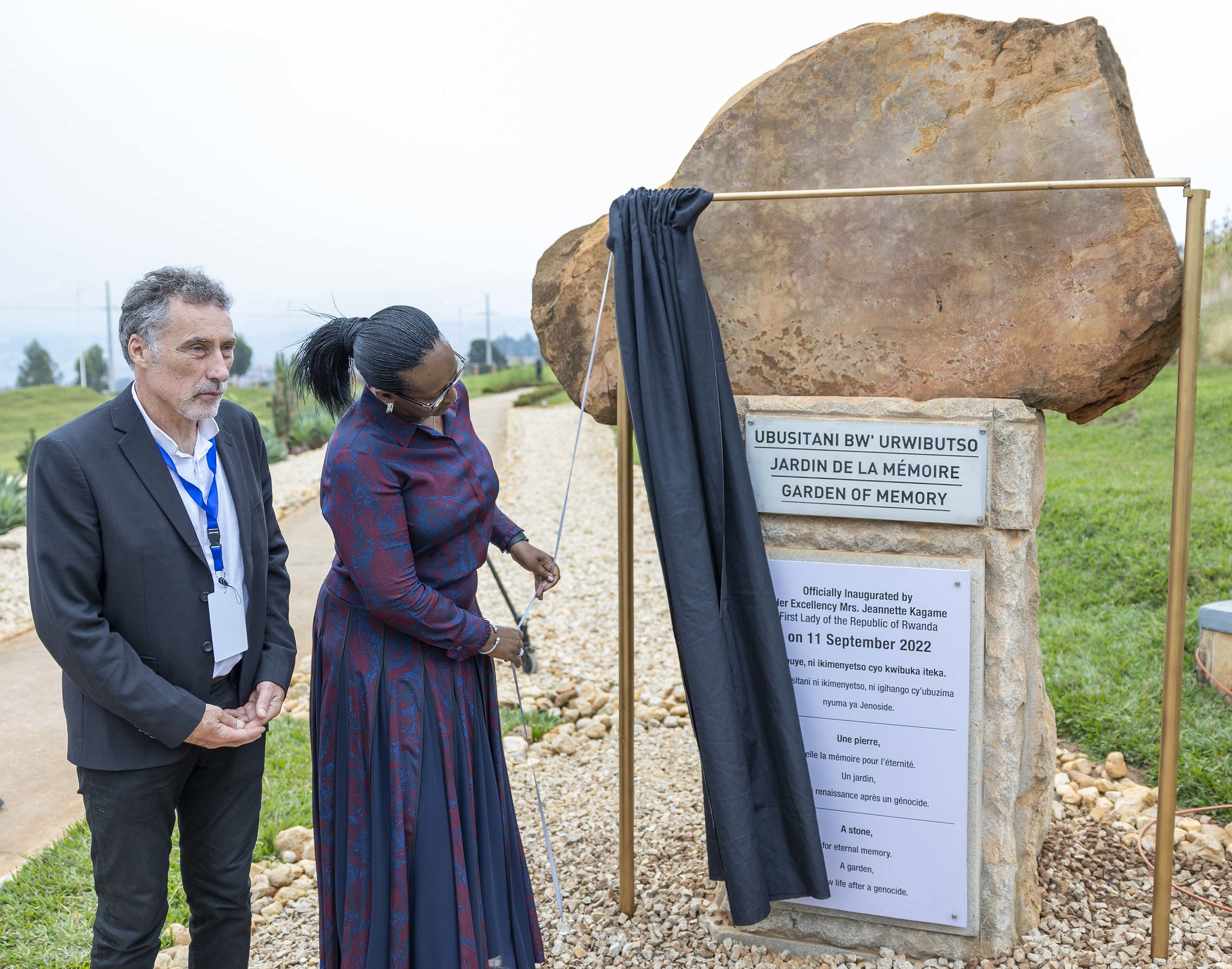 Madamu Jeannette Kagame yatashye Ubusitani bw’Urwibutso. Aha yari ari kumwe na Bruce Clerk watanze igitekerezo cyo kubwubaka
