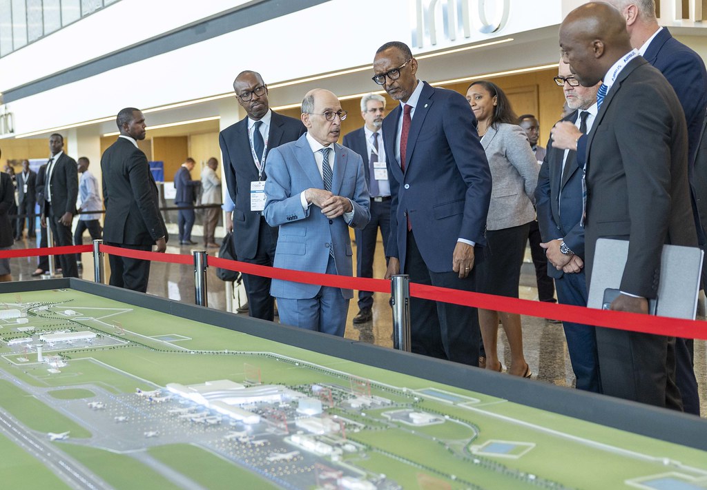 Perezida Paul Kagame (hagati), Umuyobozi wa Qatar Airways, Akbar Al Baker (ibumoso) na Minisitiri w'Ibikorwa remezo Dr Nsabimana Ernest, bitegereza igishushanyo mbonera cy'ikibuga cy'indege cya Bugesera