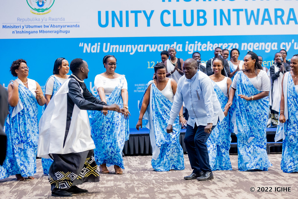 Gatabazi yafatanyije n'abandi bacinya akadiho biratinda