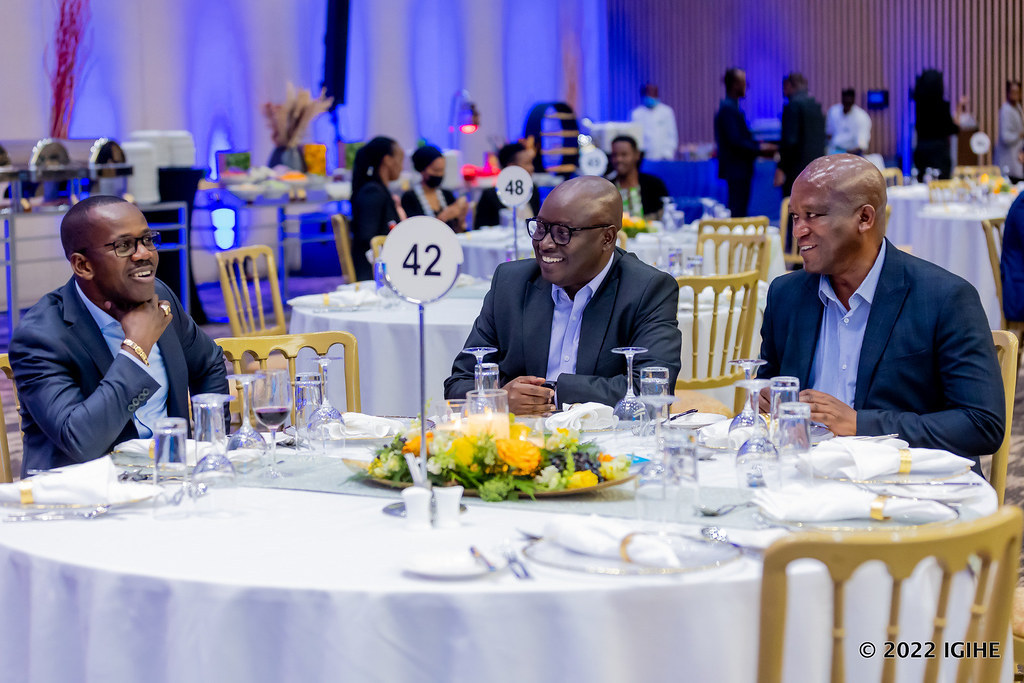 Senateri Evode Uwizeyimana aganira n'Umuyobozi w'Urwego rw’Igihugu rushinzwe Ubugenzacyaha, Rtd Col Ruhunga Kibezi Jeannot na Komiseri Mukuru w'Urwego Rushinzwe Imfungwa n'Abagororwa, RCS, CGP Juvenal Marizamunda