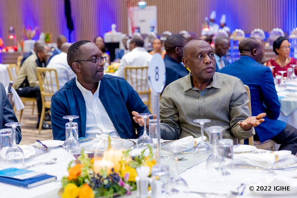Minisitiri w'Ubuzima, Dr Ndamije Daniel ari kumwe n'Umuvunyi Mukuru wungirije ushinzwe gukumira ruswa n’ibyaha bisa na yo, Mukama Abbas