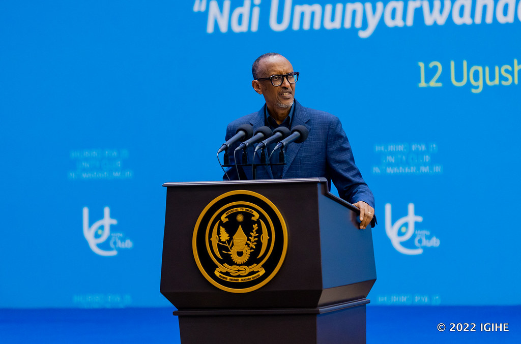 Perezida Kagame yavuze ko hari igihe bamwe mu bari bagize Guverinoma ya Mbere bashatse gusubiza igihugu inyuma, birengagije ibihe cyanyuzemo
