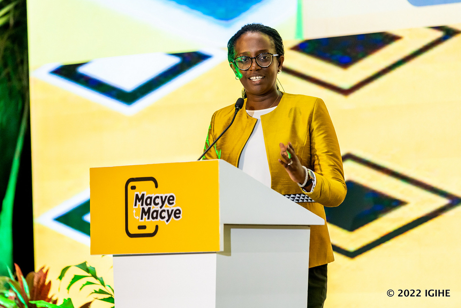 Umuyobozi Mukuru wa Banki ya Kigali, Dr Diane Karusisi yavuze ko batewe ishema no kuba abafatanyabikorwa muri iyi gahunda igamije gufasha Abanyarwanda gutunga 'Smart Phones'