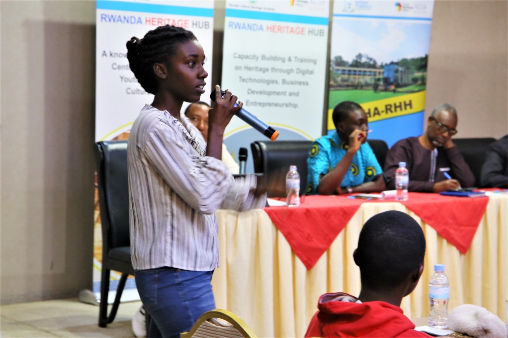 Aba banyeshuri bavuga ko nubwo baharanira kumeyekanisha cyane umurage w'u Rwanda, imico mvamahanga isakazwa n'ikoranabuhanga ikibaganza