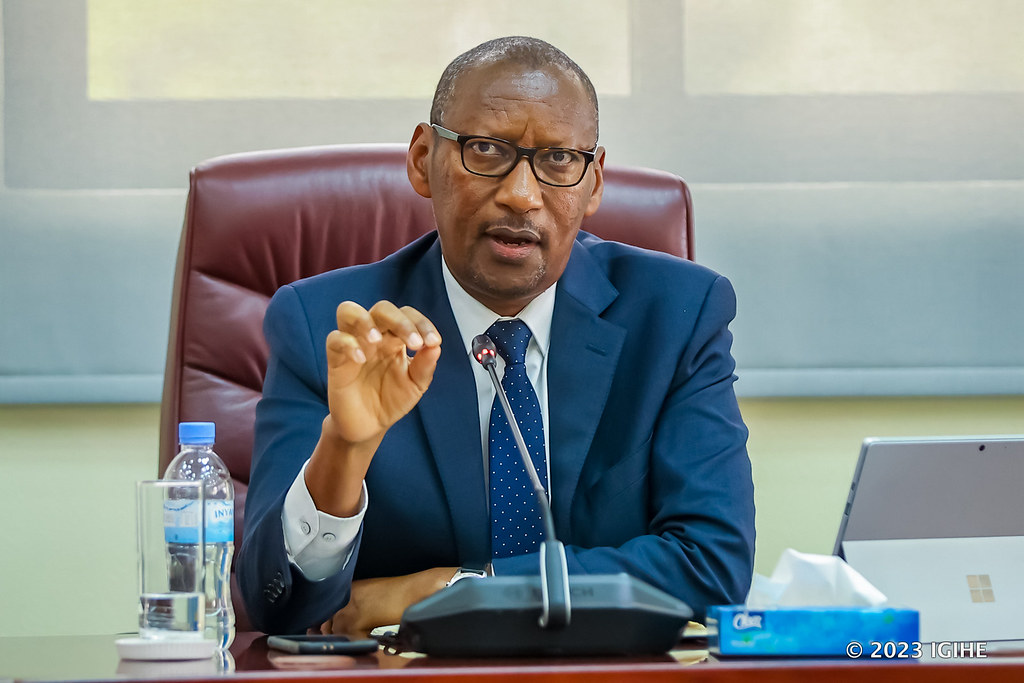 Guverineri wa Banki Nkuru y'u Rwanda, John Rwangombwa, yavuze ko hari icyizere ko ibiciro ku masoko bizakomeza kugabanuka