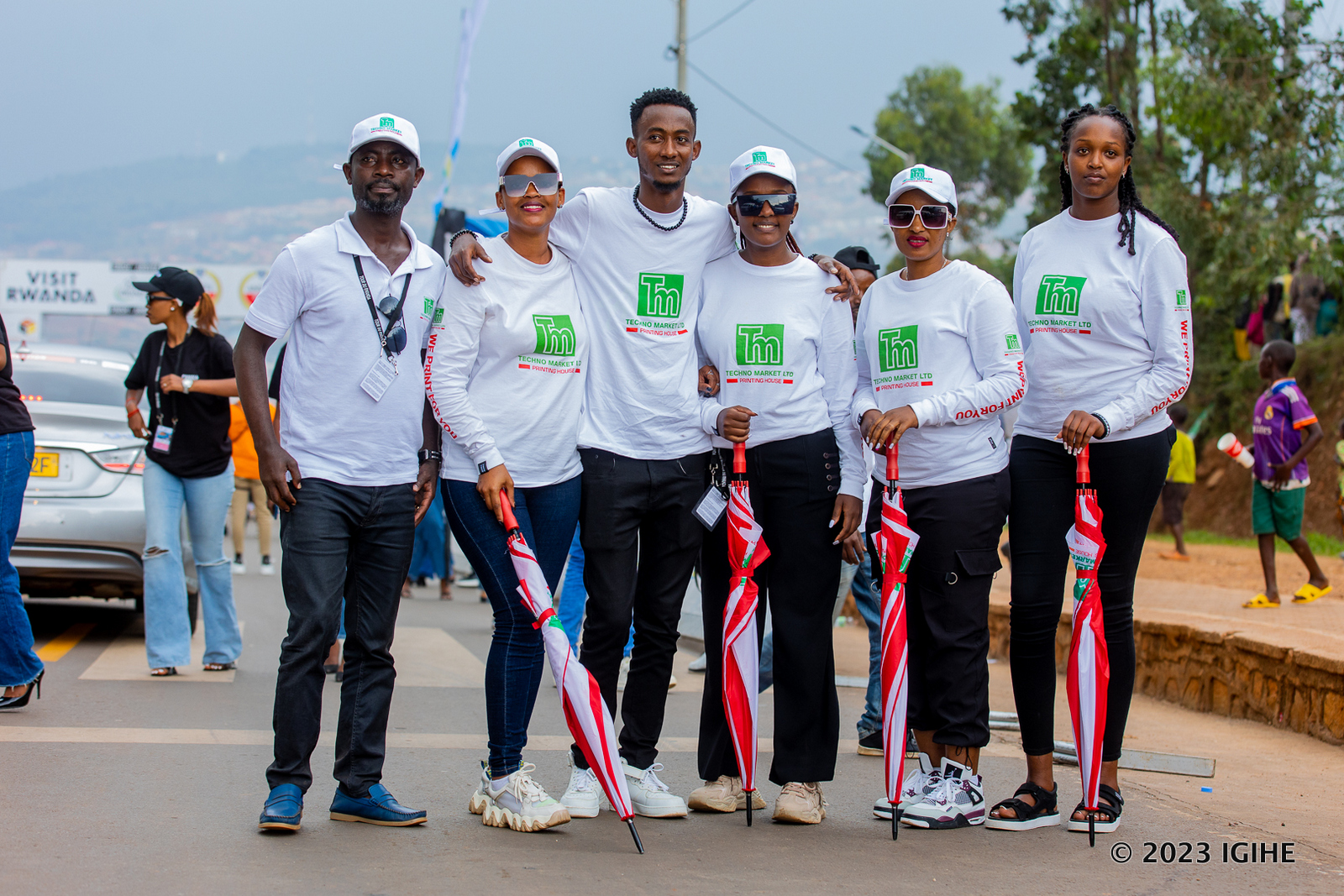 Techno Market ni yo ikora ibyapa n'ibindi byifashishwa muri Tour du Rwanda birimo ibitabo, ingofero n'imipira y'ibigo bitandukanye