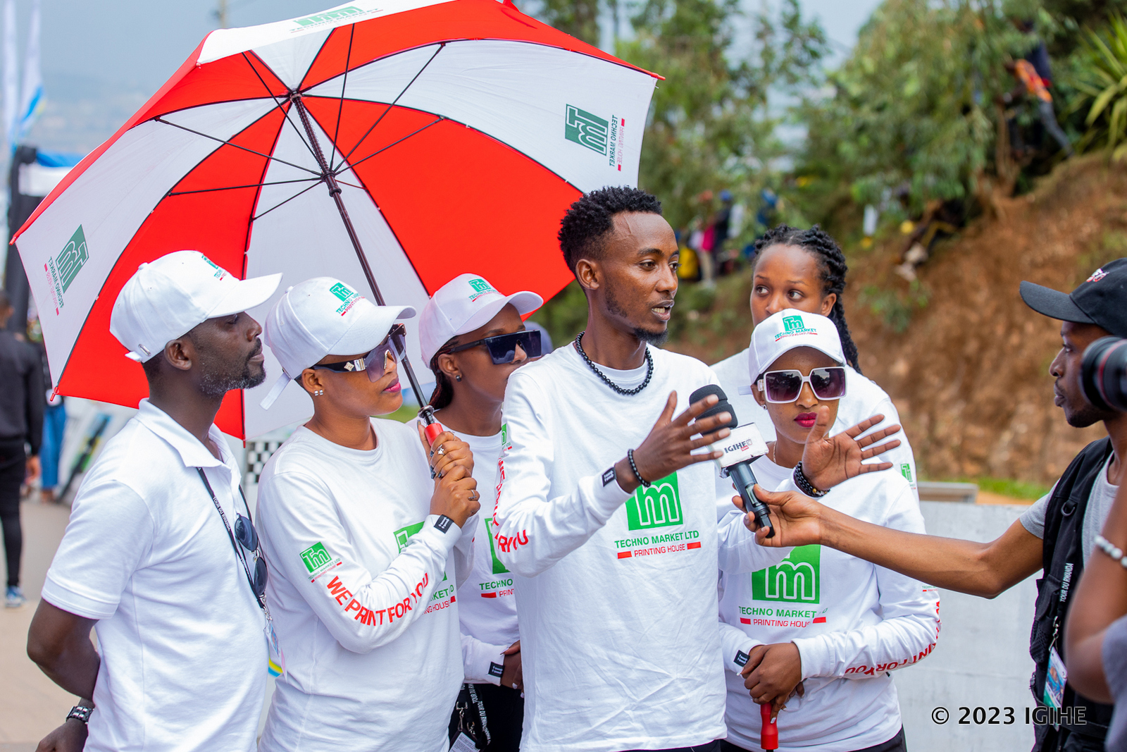 Umunyarwenya Clapton Kibonge ari mu baherekeje Techno Market muri Tour du Rwanda 2023, ayifasha kwamamaza serivisi zayo zitandukanye