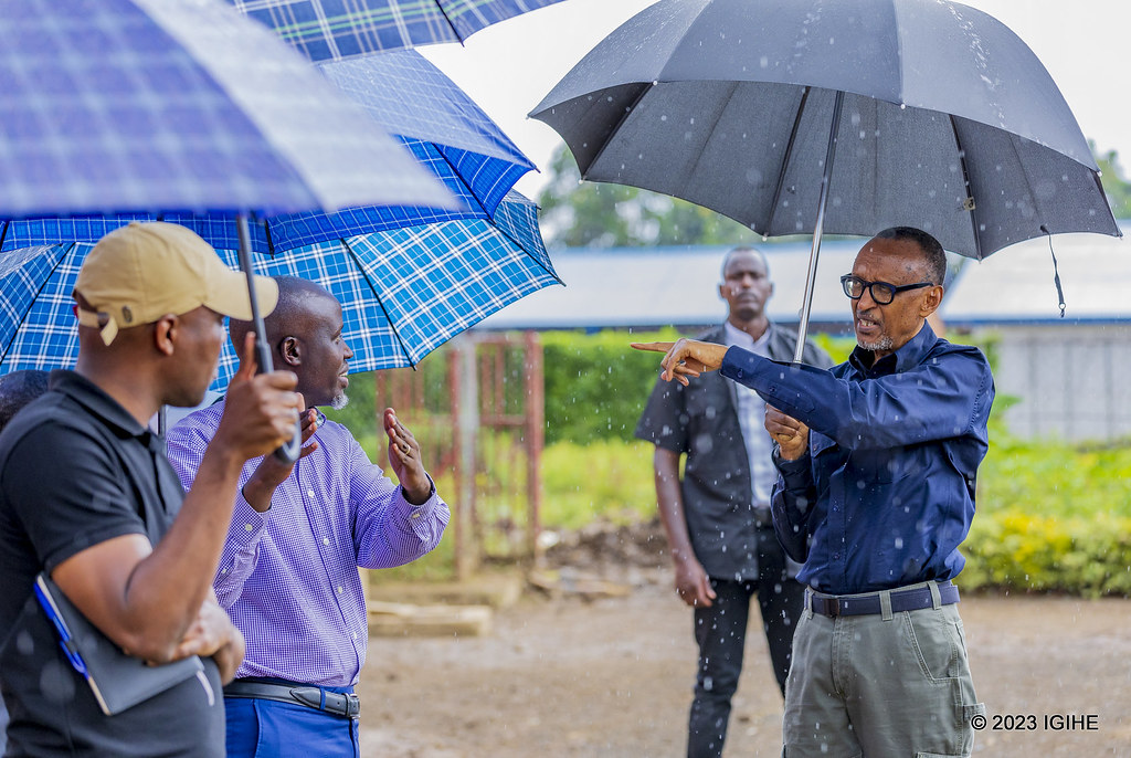 Yagendaga ahabwa ibisobanuro n'abayobozi ku nzego zose