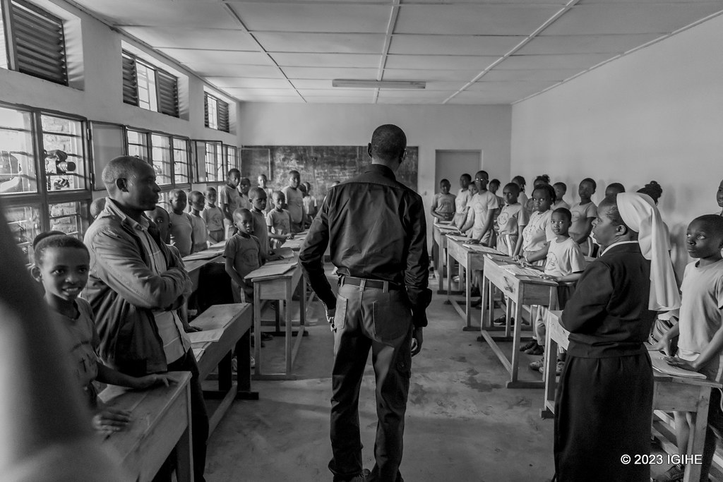 Perezida Kagame yageze mu mashuri, areba uko amasomo y'abana yahungabanye