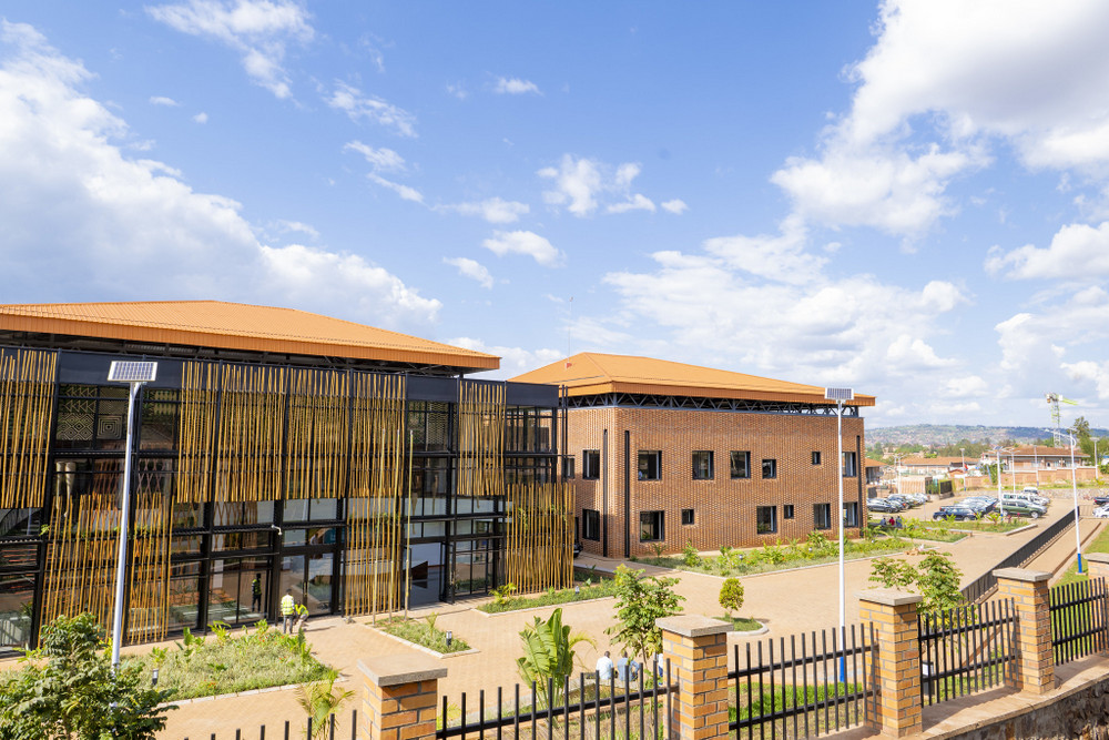 IRCAD Africa yashyizwe mu Rwanda kubera imiyoborere myiza rufite, aho ruherereye hatuma byorohera abashaka kurugeramo by'umwihariko mu bava mu bihugu byo Munsi y'Ubutayu bwa Sahara no kuba ruri mu bihugu bitekanye kandi bicyeye muri Afurika