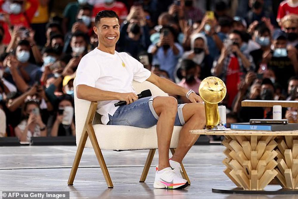 Cristiano Ronaldo yari afite akanyamuneza ubwo yahabwaga igihembo cya 'Rutahizamu w'Ibihe Byose' muri 'Golbe Soccrer Awards'
