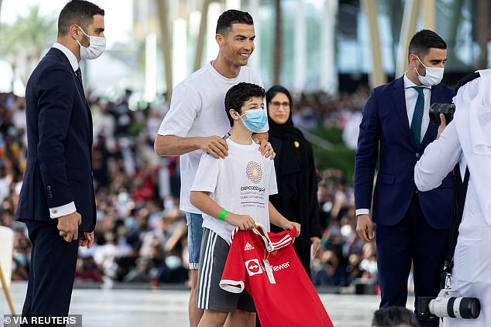 Abafana babonye umwanya wo kwifotozanya na Cristiano Ronaldo