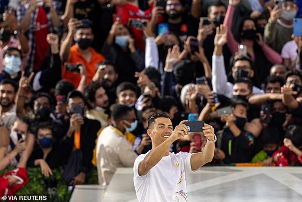 Amagana y'abafana bari bitabiriye iki gikorwa i Dubai bari bishimiye kubona Cristiano Ronaldo
