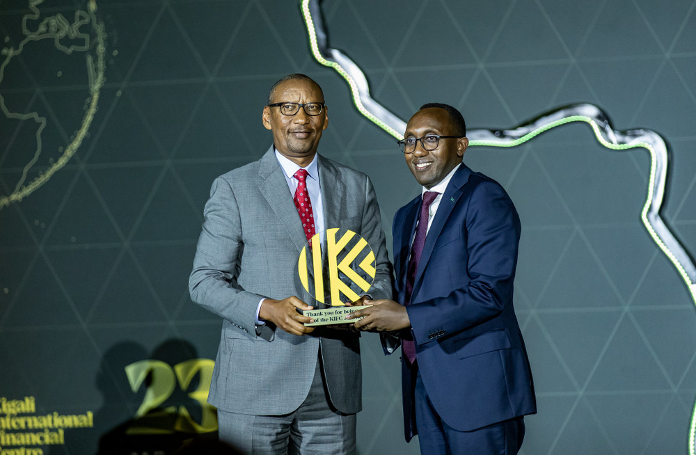 Guverineri wa Banki Nkuru y'Igihugu, BNR, John Rwangombwa (ibumoso) ashyikiriza Umuyobozi Mukuru wa I&M Bank, Benjamin Mutimura igihembo