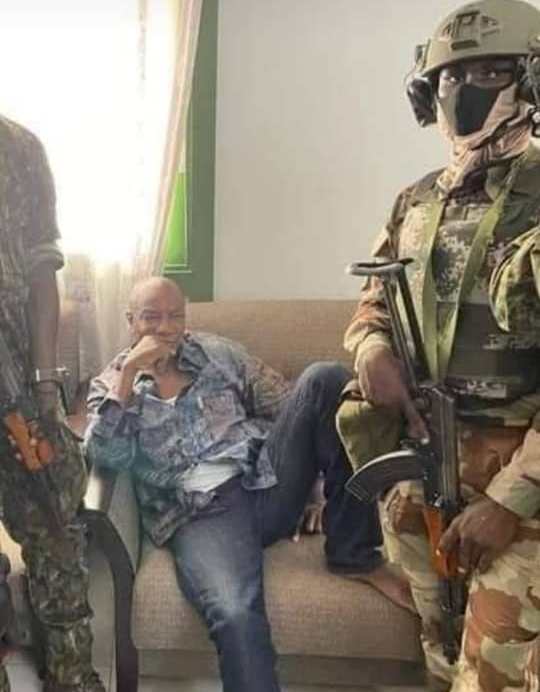 Perezida Alpha Conde yicaye hagati y'abasirikare nyuma yo guhirikwa ku butegetsi