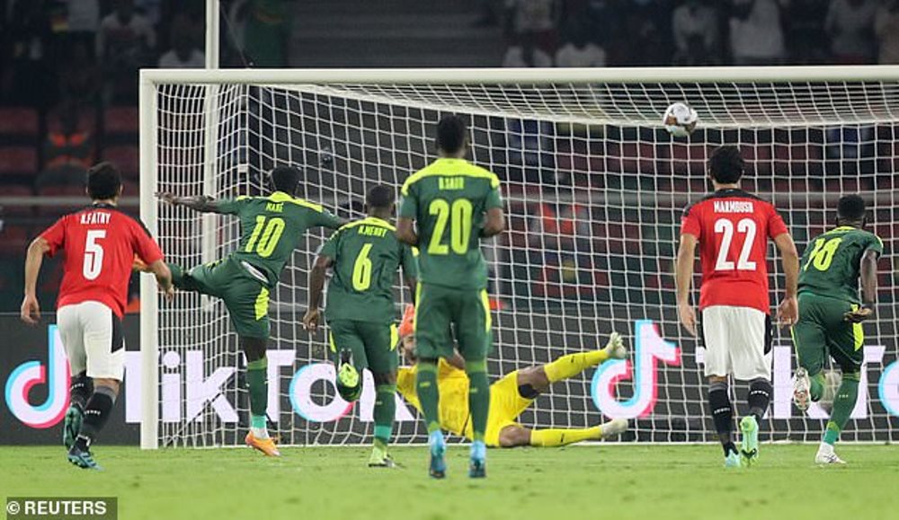 Sadio Mane yahushije penaliti yagiye mu ruhande rumwe n'umunyezamu Gabaski akuramo umupira