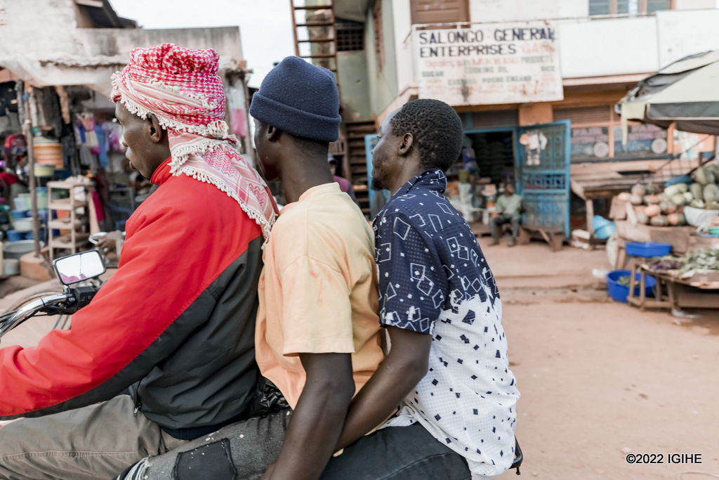 Kimwe no mu bindi bice byinshi bya Uganda, iyo uri Gabba ntutungurwa no kubona moto itwaye abantu batatu cyangwa abarenga