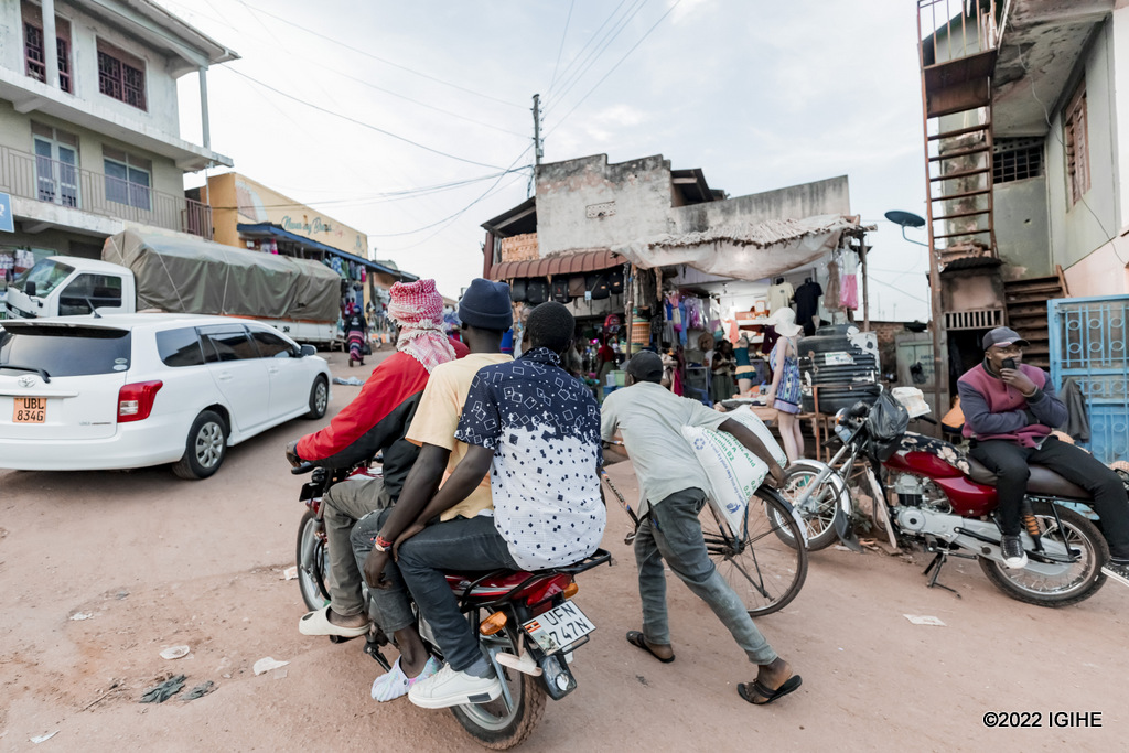 Abagenzi babiri bashobora gutegera moto rimwe cyangwa mwagera mu nzira umumotari akongeraho undi igihe bitakubangamiye