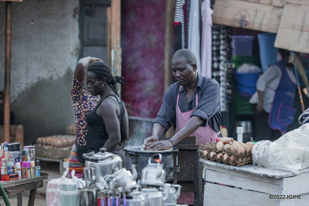 Ukigera ku nkengero za Victoria usanganira n'abagabo batetse Chapati na Rolex