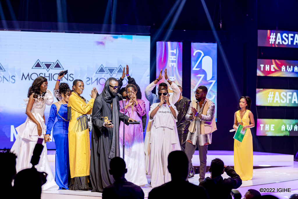 Moses yari yaherekejwe n'itsinda rinini rivuye mu Rwanda