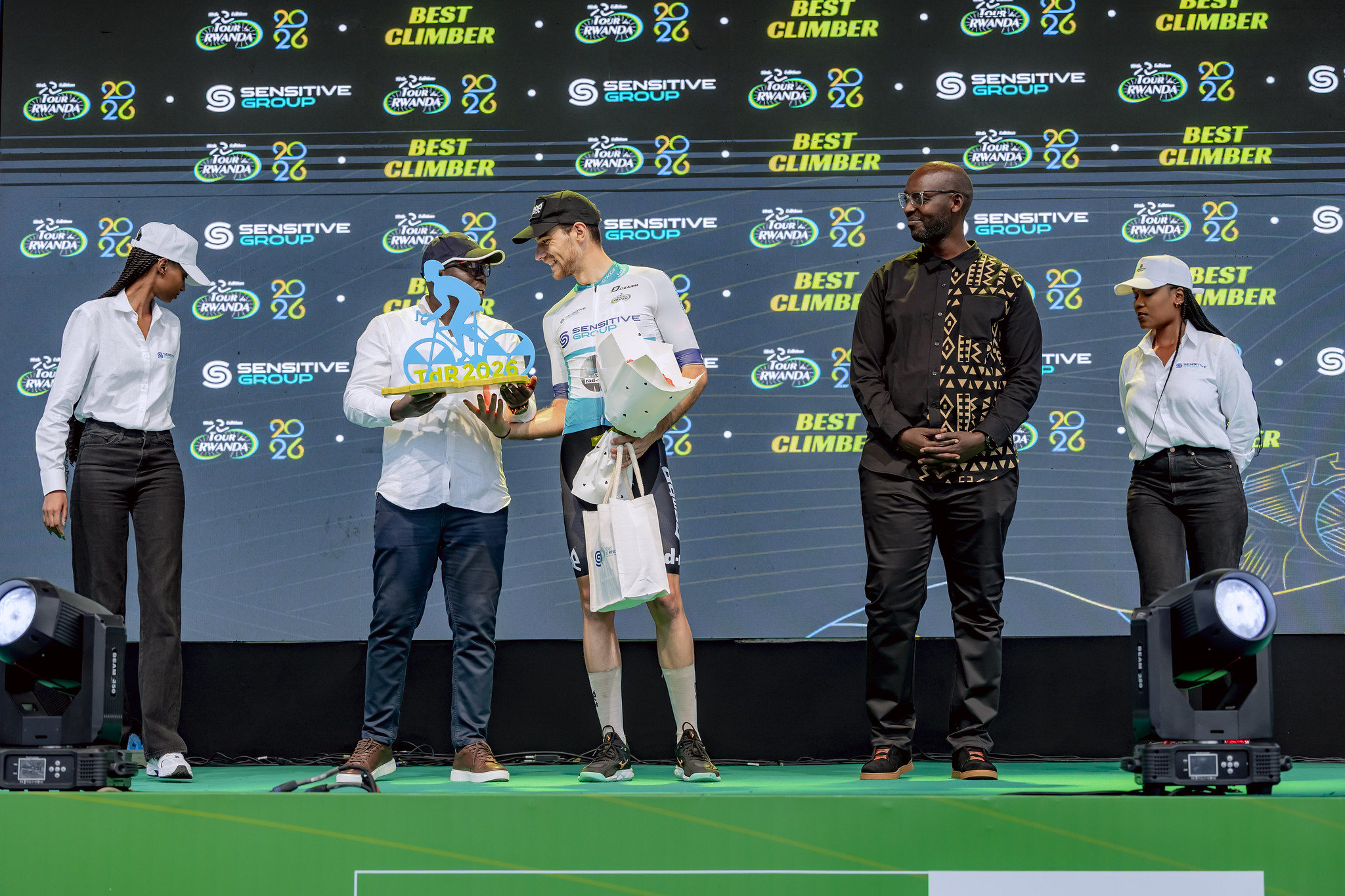 Miguel Heidemann yahawe impano n'Umuyobozi Mukuru wa Sensitive Group, Wilson Mugwema