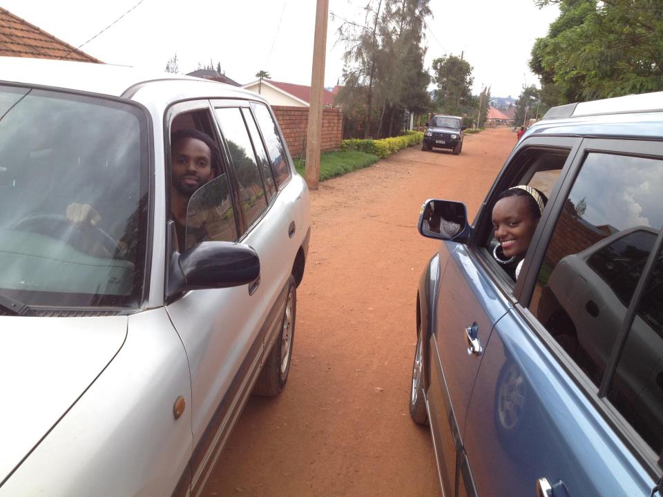 Hano Henry yari mu modoka ye ndetse na Miss Aurore ari mu modoka ye.