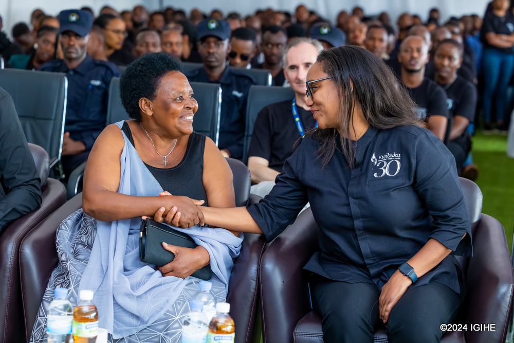 Munkankusi Berna wari ufite umugabo wakoraga muri Air Rwanda ariko akicwa muri Jenoside, asuhuzanya n'Umuyobozi wa RwandAir, Yvonne Makolo ubwo bari mu gikorwa cyo kwibuka ku nshuro ya 30 Jenoside yakorewe Abatutsi