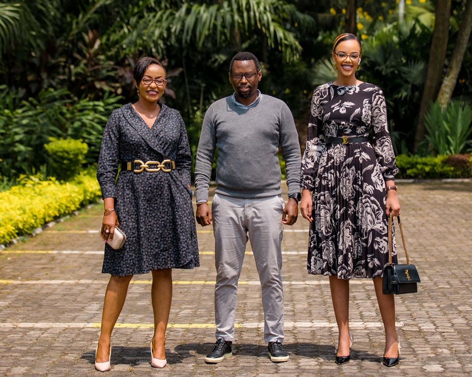 Uhereye ibumoso: Umurerwa Evelyne, Munyaneza James na Miss Mutesi Jolly, nibo bagize Akanama Nkemurampaka
