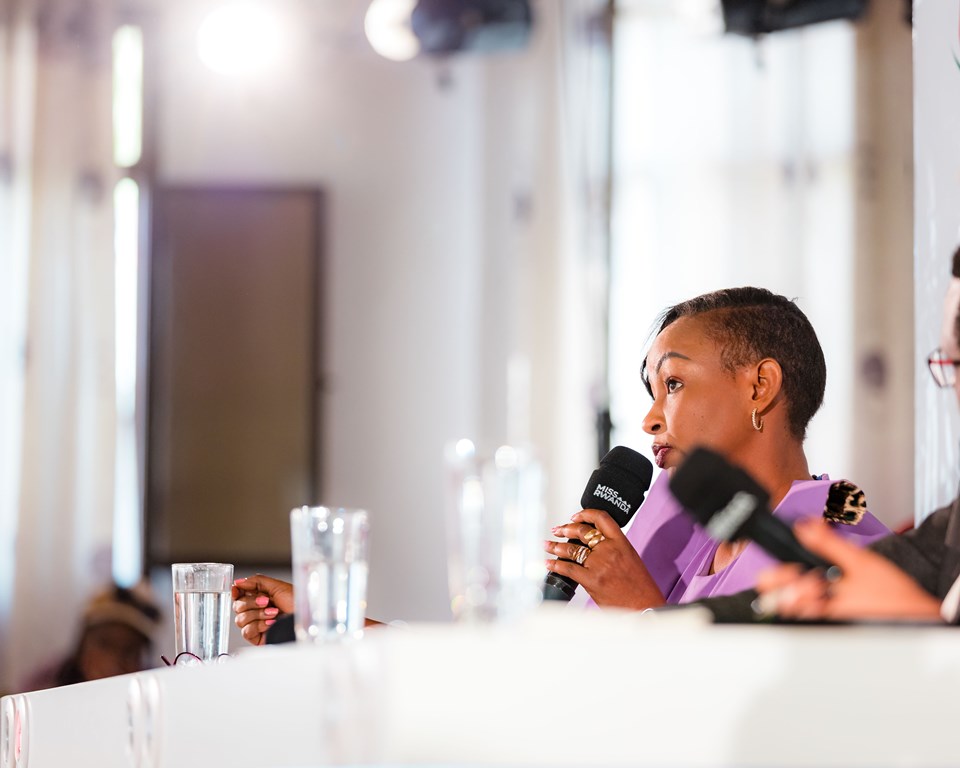 Umurerwa Evelyne abaza ikibazo umwe mu bitabiriye ijonjora ry'ibanze rya Miss Rwanda 2022