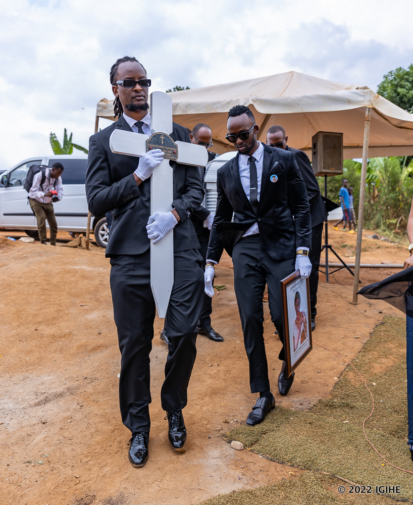 Meddy yari atwaye ifoto y'umubyeyi we, mukuru we atwaye umusaraba