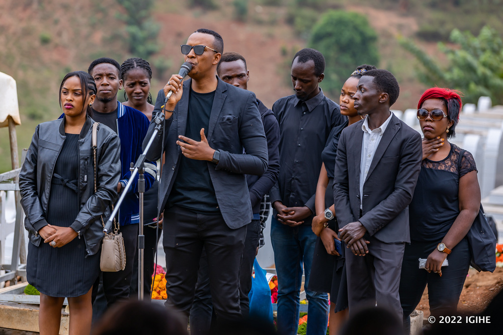 Umubyeyi wa Meddy yaherekejwe mu ndirimbo zo kuramya no guhimbaza Imana