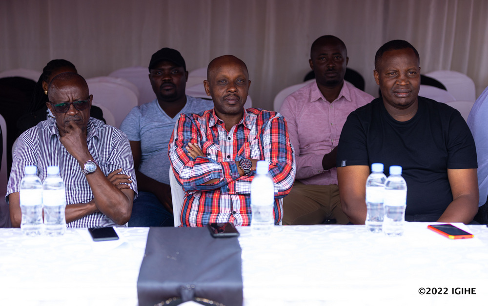 Umuyobozi w'Abafana ba APR FC ku rwego rw'Igihugu, Rtd. Geoffrey Kabagambe (ibumoso); Rtd. Eugène Ruzibiza (hagati) na Munyarubuga François ''Songambere'' ushinze ubukangurambaga bw'abafana ku rwego rw'igihugu nibo batangije iyi Fan Club