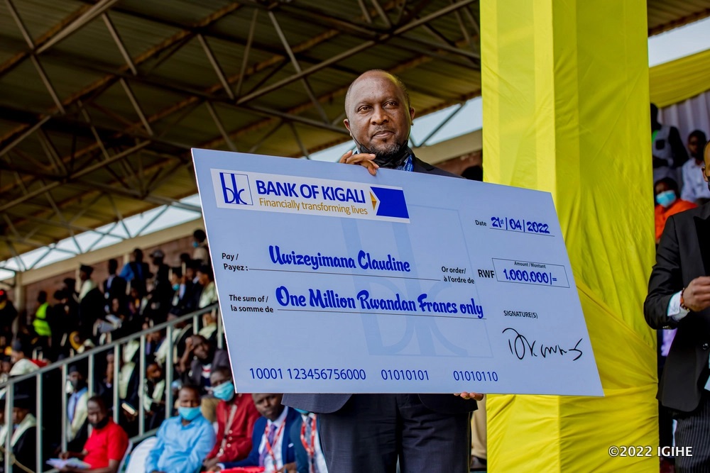 Banki ya Kigali yahembye abanyeshuri batsinze neza muri ICK.