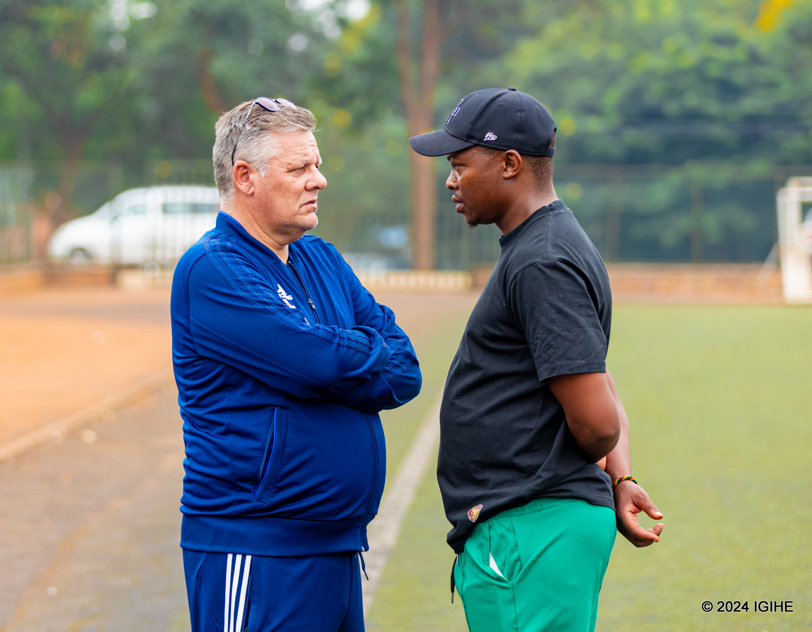 Umubiligi Ivan Jacky Minnaert aganira na Team Mnager, Satari Jean Marie uzanakorea inshingano z'umutoza wungirije