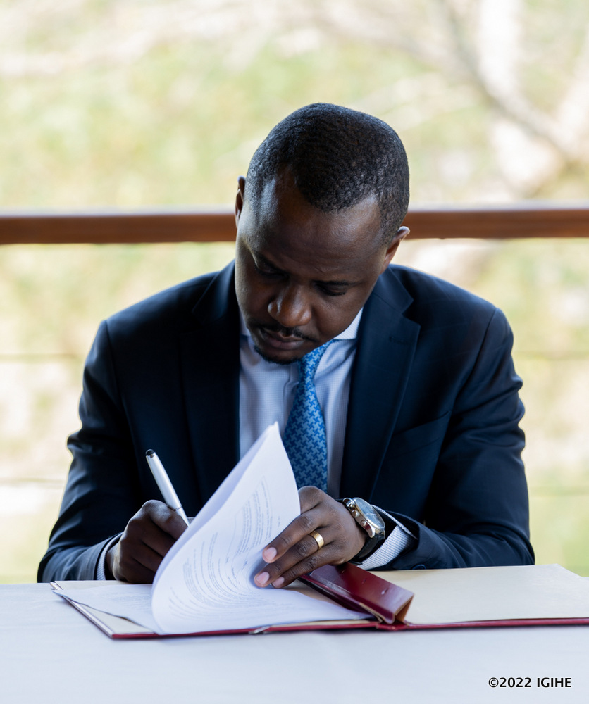 Umuyobozi wungirije wa RDB, Niyonkuru Zephanie, ashyira umukono ku masezerano