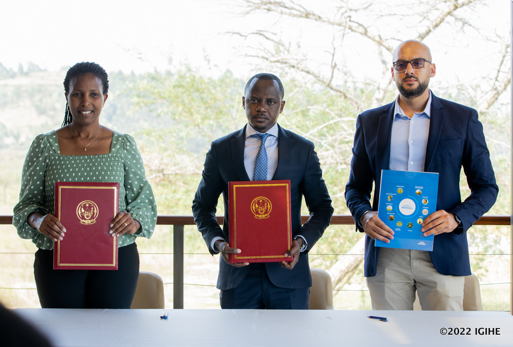 Uhereye ibumoso: Umuyobozi wa REMA, Kabera Juliet; Umuyobozi wungirije wa RDB, Niyonkuru Zephanie na Kyle Schofield uyobora QA Venue Solutions nyuma y'isinywa ry'amasezerano