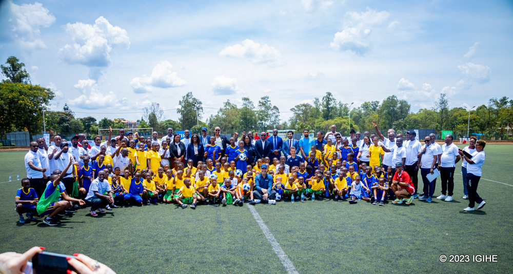 Abana bifashishijwe mu gutangiza gahunda yo kuzamura umupira w'amaguru mu mashuri yo mu Rwanda, bari bambaye imyambaro bakoresha muri siporo ku ishuri
