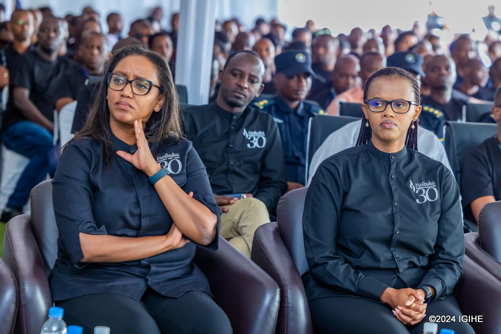 Umuyobozi wa RwandAir, Yvonne Makolo (iburyo) n'Umunyamabanga muri Minisiteri y'Ibikorwaremezo, Eng Uwase Patricie ubwo bari bakurikiranye ubuhamya bw'abarokotse Jenoside yakorewe Abatutsi