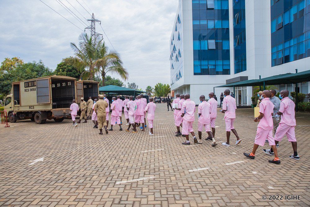 Abaregwa ubwo binjiraga mu modoka itwara imfungwa n'abagororwa nyuma y'iburanisha
