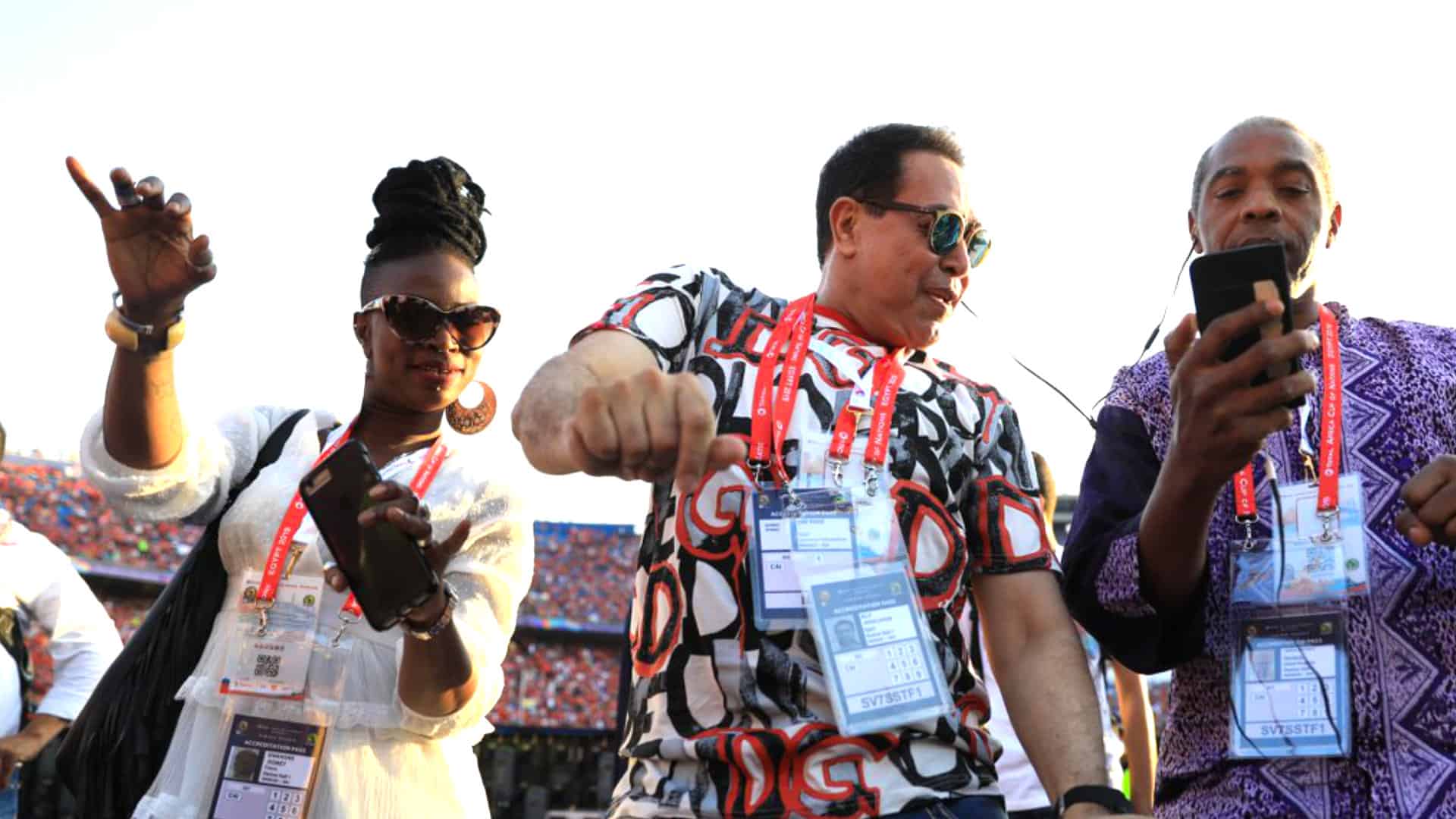 Femi Kuti na bagenzi be basusurukije abaje kureba umukino ufungura Igikombe cya Afurika cya 2019
