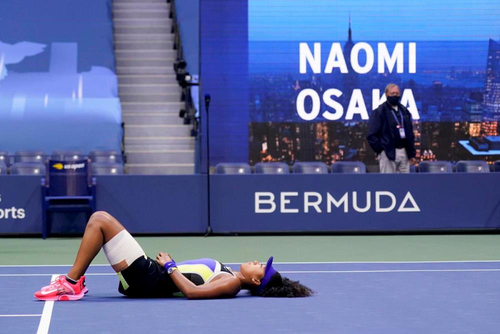 Naomi Osaka w'imyaka 22, yaryamye mu kibuga nyuma yo gutsinda uyu mukino wa nyuma yabanje gutsindwamo iseti ya mbere