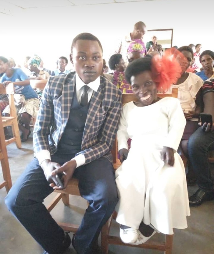 Umukobwa arusha umusore imyaka 15 ndetse bombi ntibareshya mu gihagararo ariko bishimiye kunga ubumwe ku buryo bazabana akaramata. Aha bari mu Murenge kuri uyu wa Kane bagiye gusezerana imbere y'amategeko